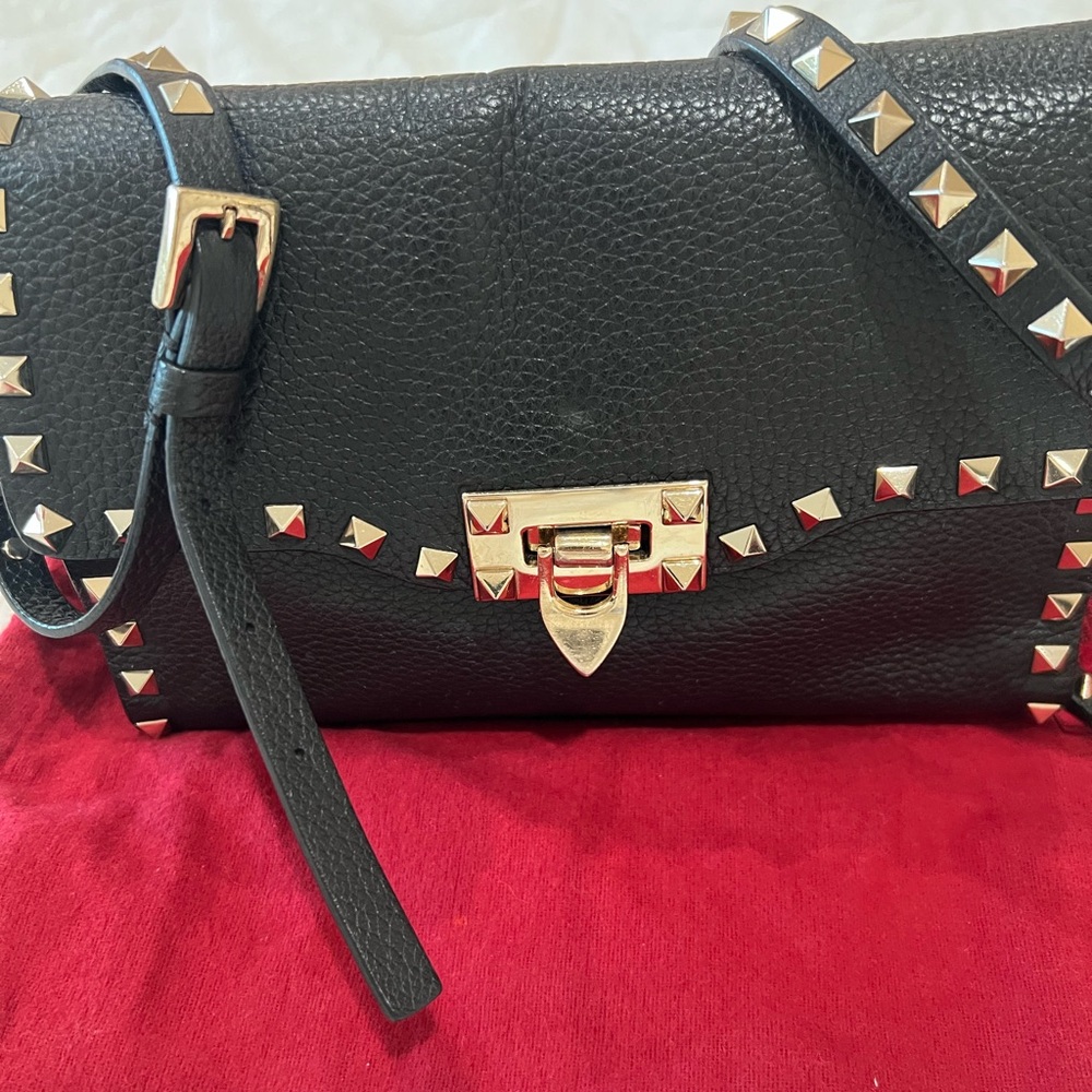 Small Valentino Garavani Rockstud grainy calfskin crossbody bag.